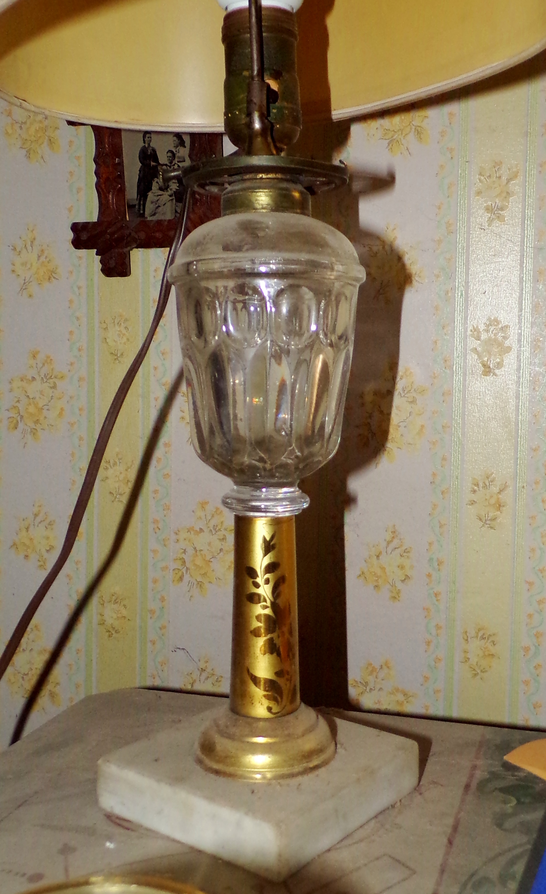 Appraisal: Attrib to Sandwich glass oil lamp clear font set on