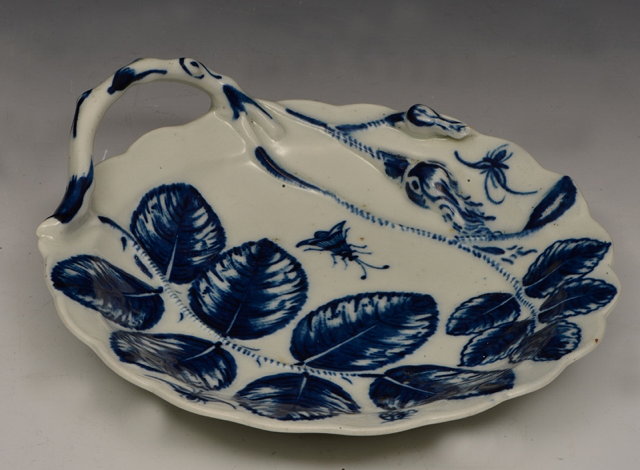 Appraisal: AN TH CENTURY WORCESTER 'BLIND EARL' PATTERN BLUE AND WHITE