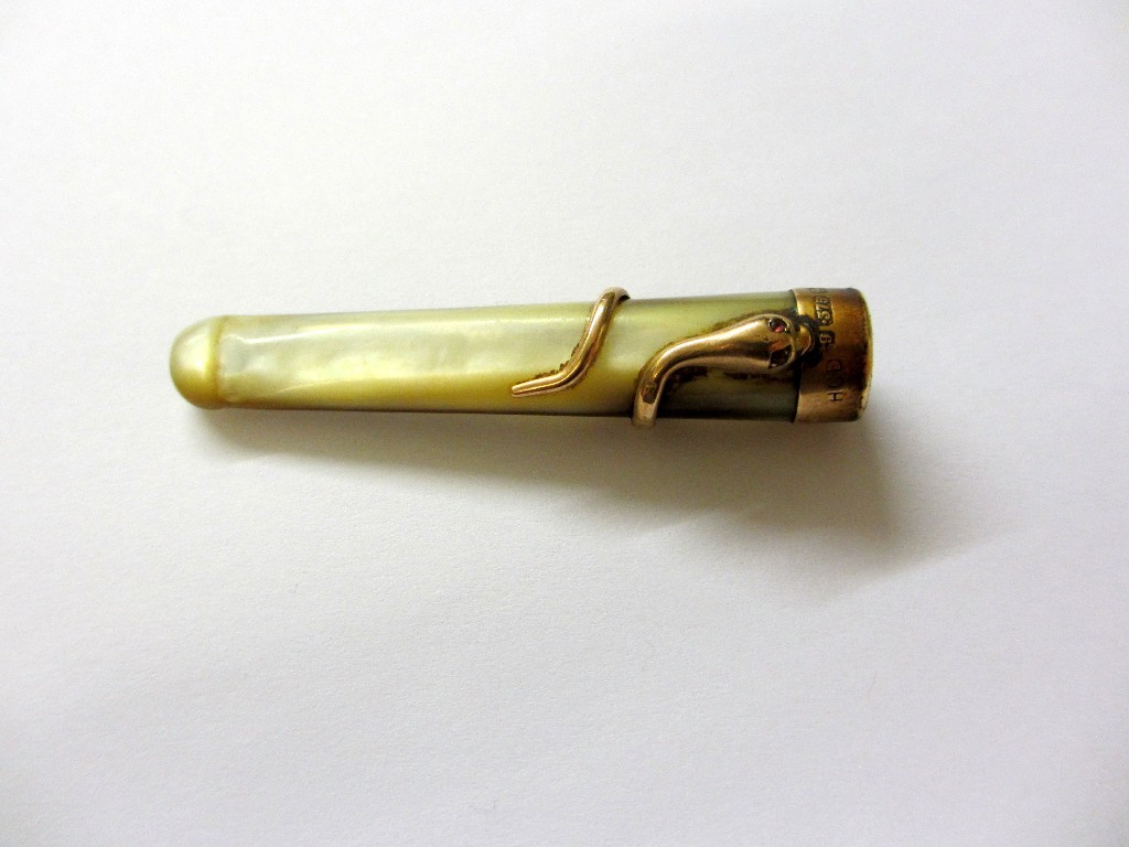 Appraisal: An Edwardian rose gold and mother of pearl cigarette holder