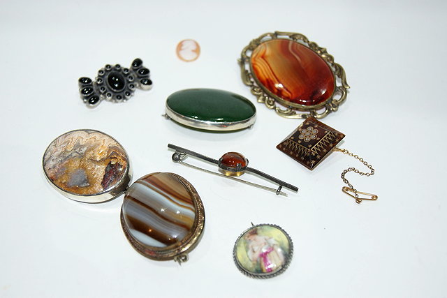 Appraisal: A SMALL COLLECTION OF MISCELLANEOUS JEWELLERY including hardstone brooches agate