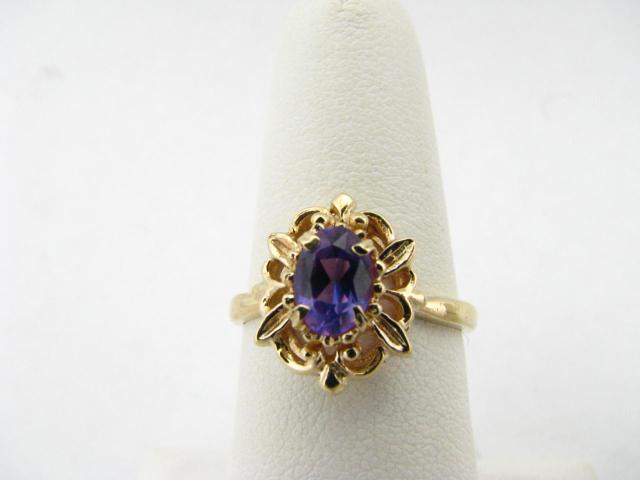 Appraisal: K yellow gold ring with oval amethyst size dwtTG