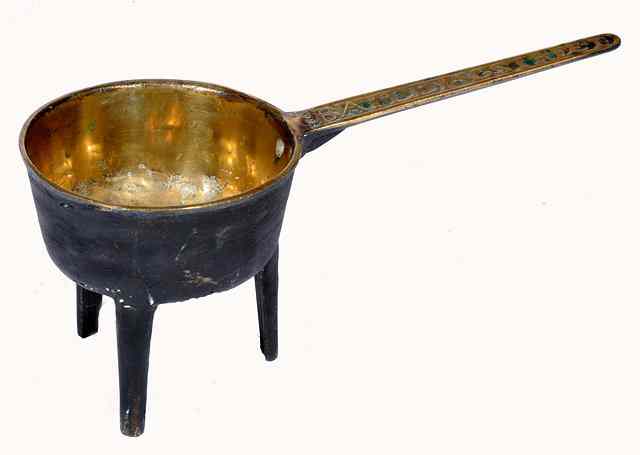 Appraisal: AN ANTIQUE HEAVY BRASS SKILLET OR PAN the long handle