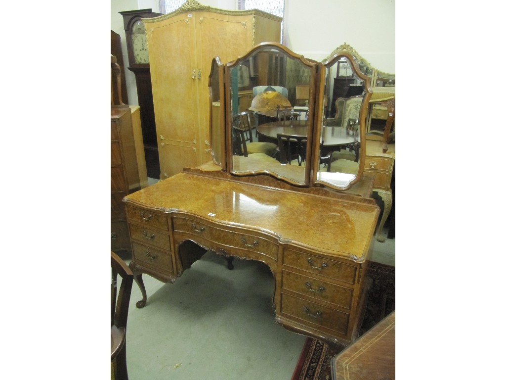 Appraisal: Walnut dressing table