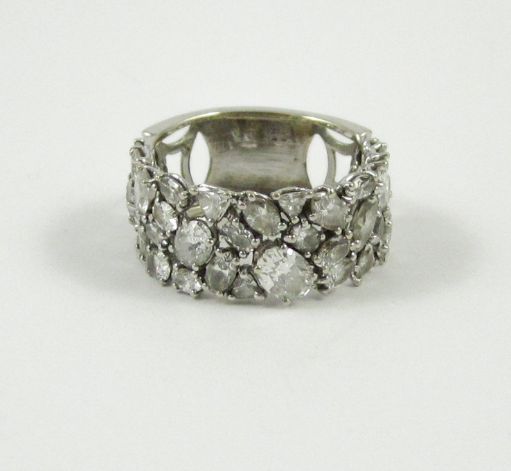 Appraisal: ESTATE DIAMOND AND EIGHTEEN KARAT WHITE GOLD RING The to