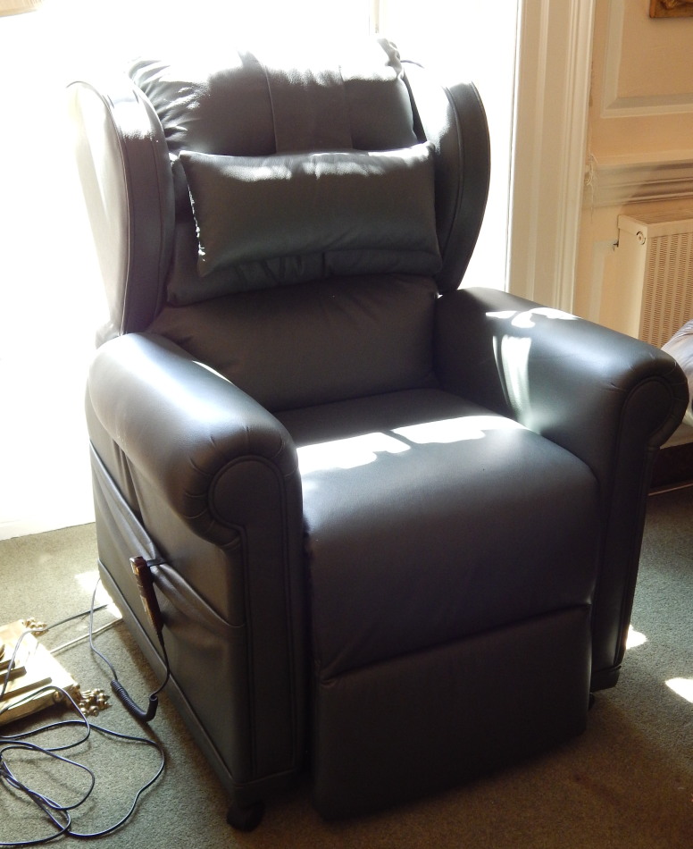 Appraisal: To GR A modern dark green leather electric reclining armchair