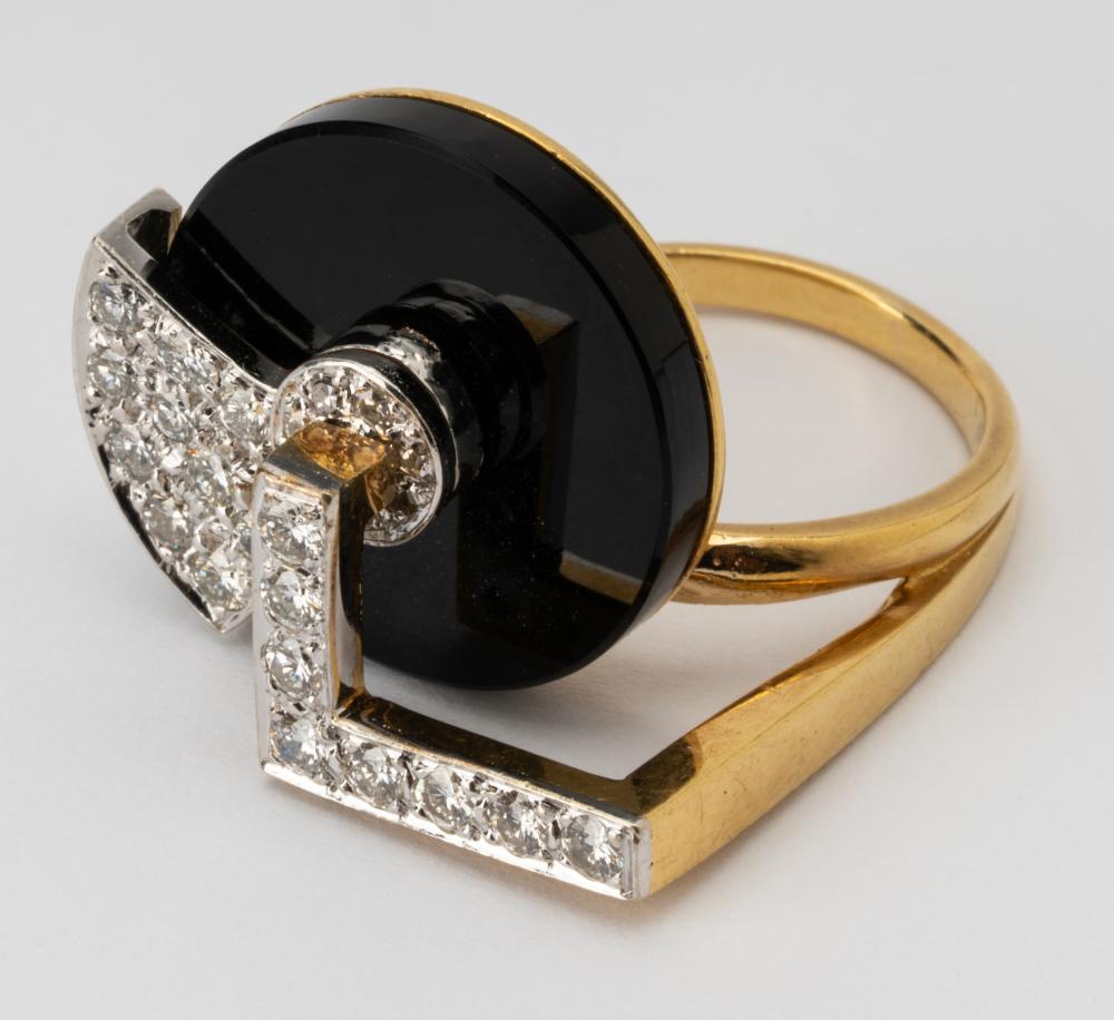 Appraisal: KARAT YELLOW GOLD DIAMOND ONYX KINETIC RINGSet with one round