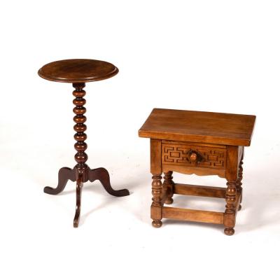 Appraisal: A circular mahogany table on a bobbin turned column and