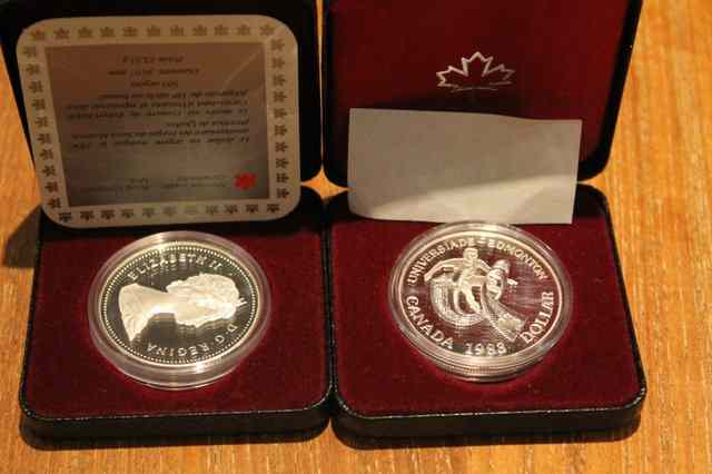 Appraisal: A ROYAL CANADIAN MINT DOLLAR COIN in original box with