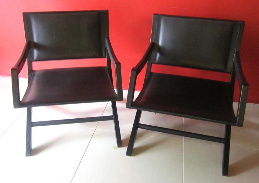 Appraisal: A PAIR OF WOOD LEATHER EASY CHAIRS BY MEDA ITALIA