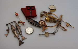 Appraisal: Quantity of vintage jewellery and other small items including bar