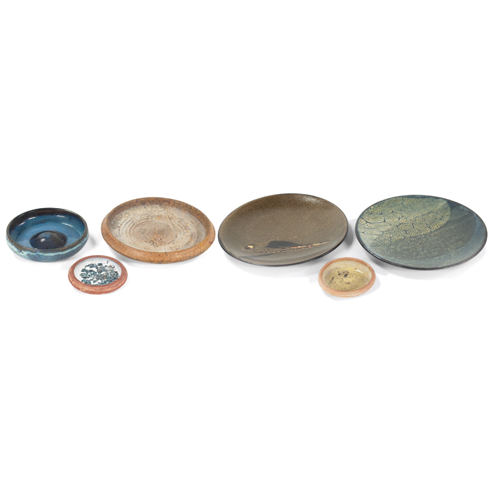 Appraisal: Edna Arnow plates and platters six stoneware two plates ''dia