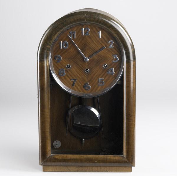 Appraisal: WESTMINSTER CHIME MANLE CLOCK Beehive style with chrome numerals and