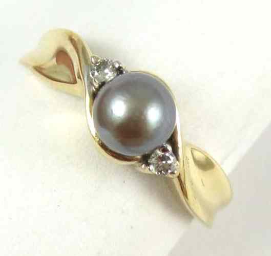 Appraisal: BLACK PEARL DIAMOND AND YELLOW GOLD RING k gold with