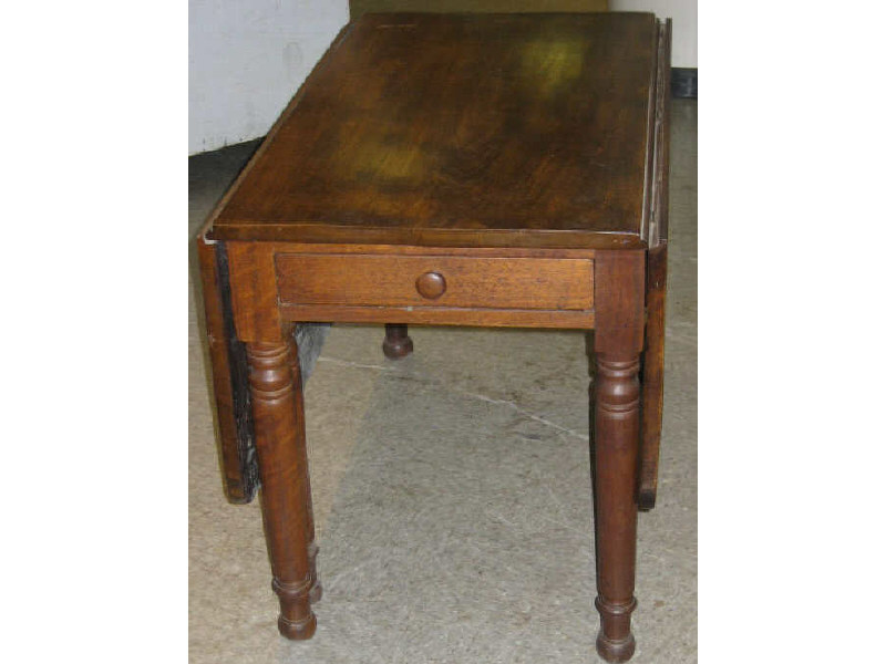 Appraisal: ANTIQUE AMERICAN DROP LEAF GATE LEG TABLE Single drawer with