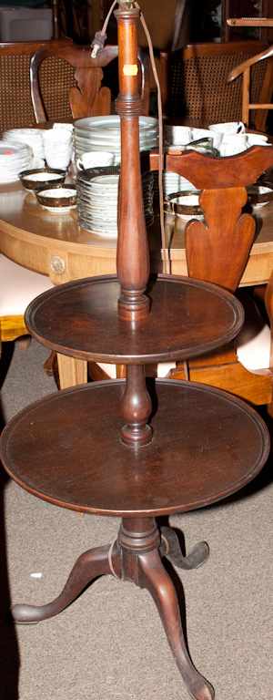 Appraisal: Queen Anne style mahogany two-tier dumbwaiter lamp Estimate - All