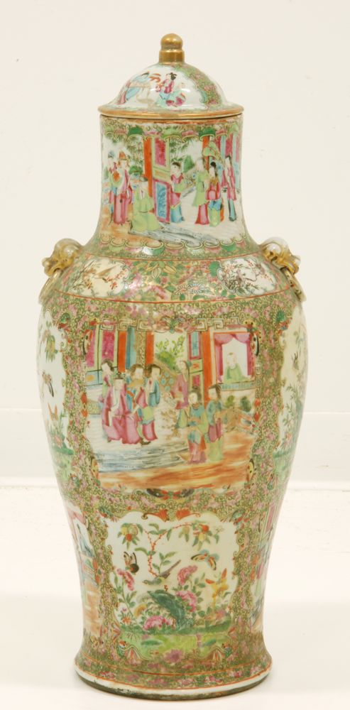 Appraisal: CHINESE EXPORT ROSE MEDALLION PORCELAIN COVERED URN th CenturyWith mismatched