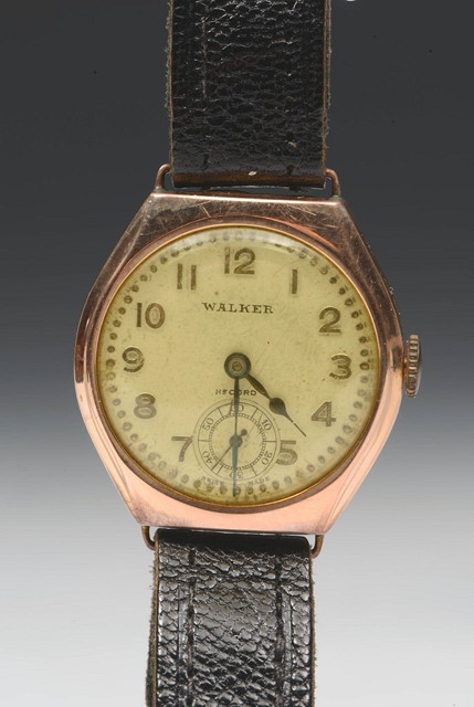 Appraisal: A GENTLEMANS CT GOLD WRIST WATCH of plain form with