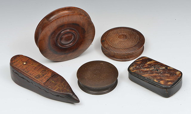 Appraisal: A TH CENTURY TURNED MAHOGANY BULLSEYE CYLINDRICAL SNUFF BOX a