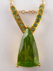 Appraisal: A yellow metal tests carat gold peridot pendant and chain