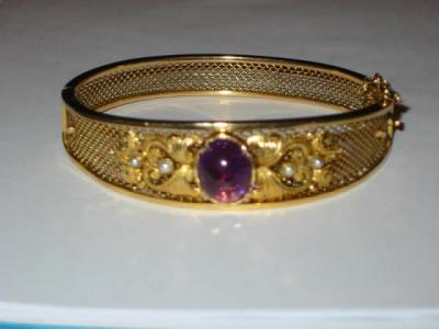 Appraisal: AN AMETHYST GOLD BANGLE of hinged form set with a