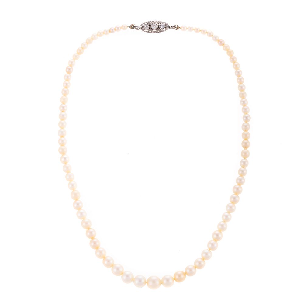 Appraisal: An Edwardian Pearl Necklace with K Diamond Clasp A graduated