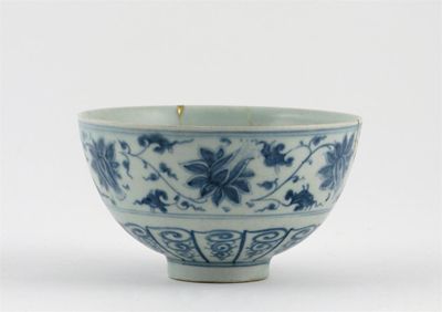 Appraisal: A Chinese blue and white bowl painted with a wide