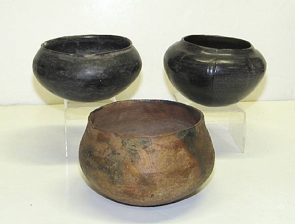 Appraisal: Three Pueblo jars Two Santa Clara blackware vessels and a