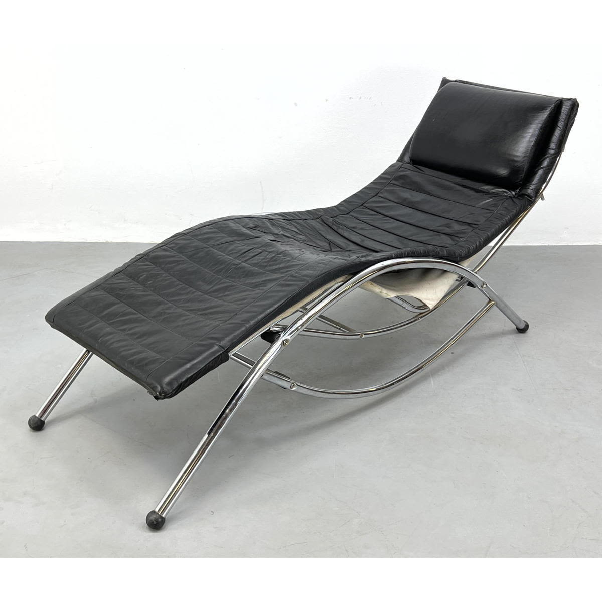 Appraisal: Modernist Chrome Chaise Lounge Chrome tube frame with black sling