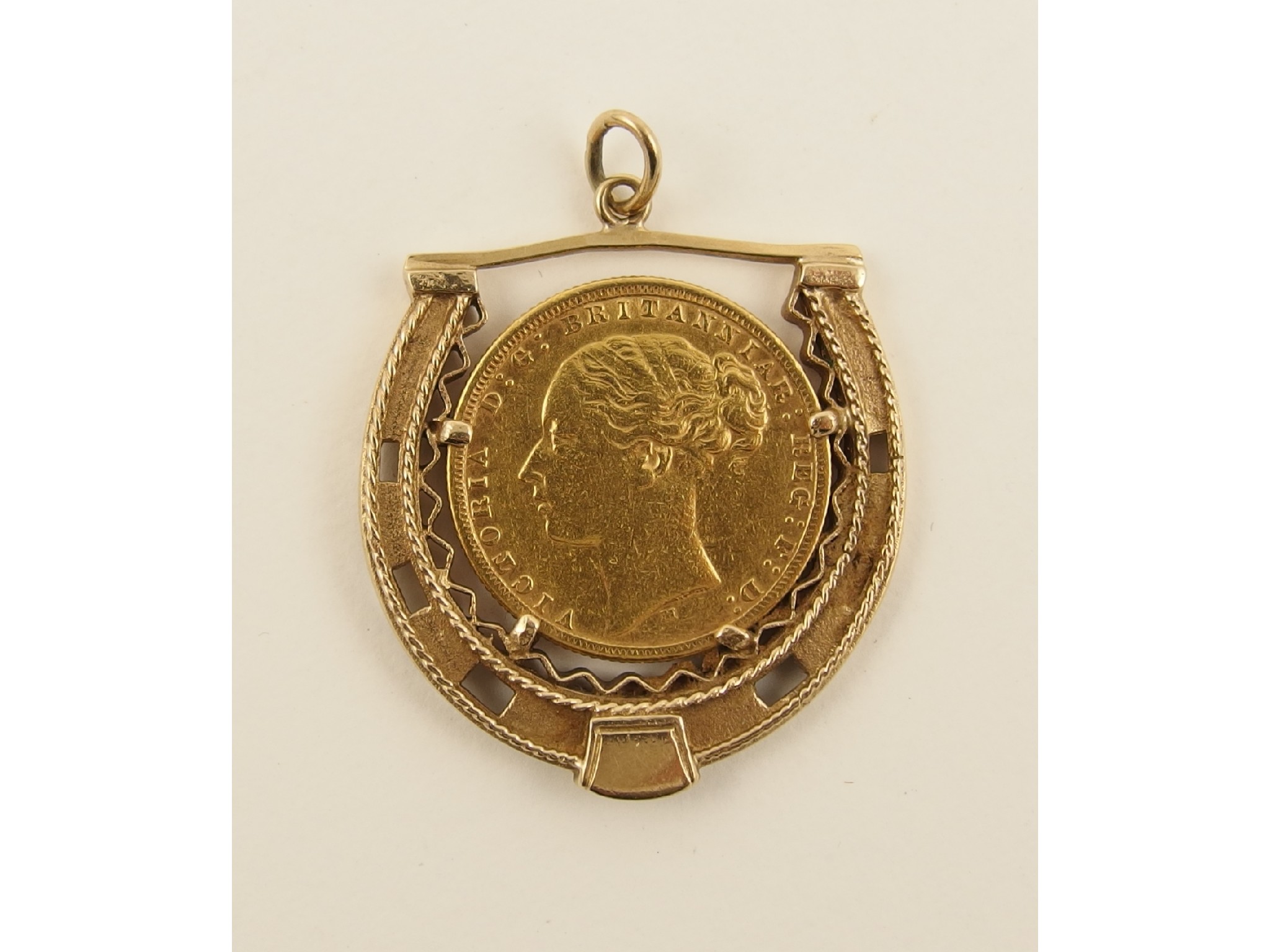 Appraisal: An gold sovereign in a ct decorative horseshoe mount approximate