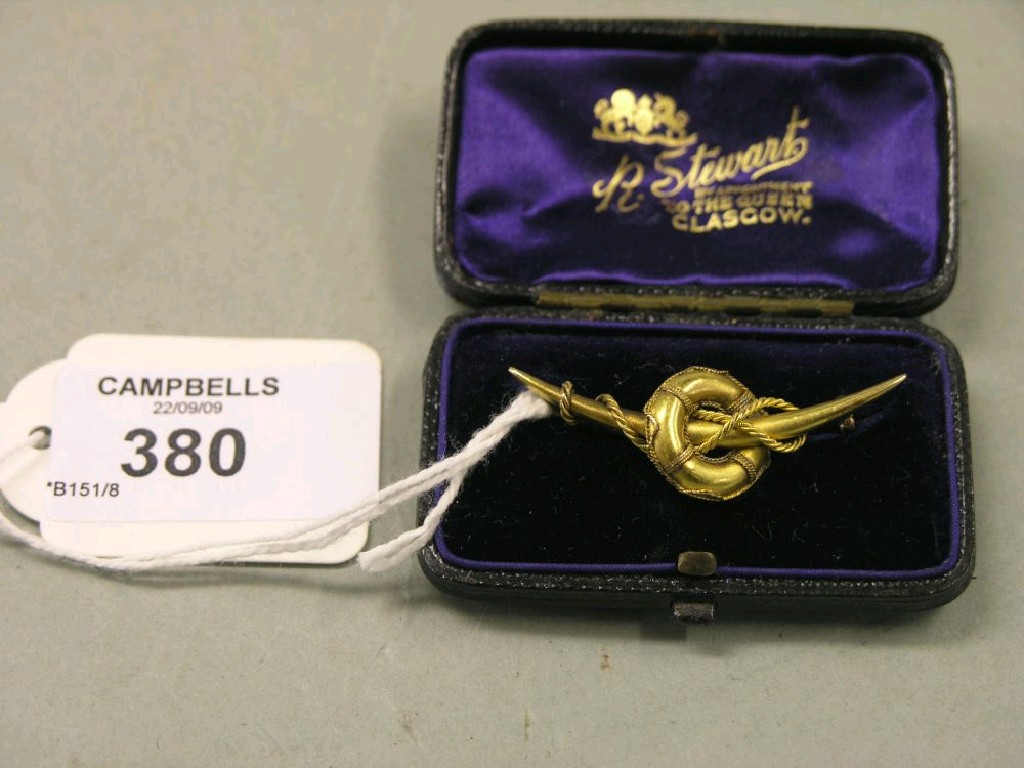 Appraisal: A Victorian ct gold brooch in the form of a