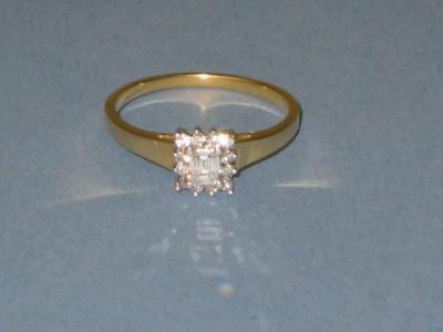 Appraisal: A DIAMOND CLUSTER RING the central princess cut set within