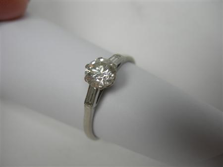 Appraisal: A platinum mounted diamond set ring the central claw set