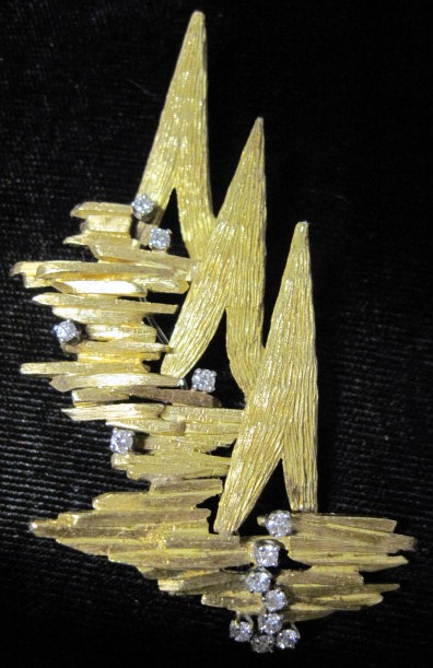 Appraisal: karat yellow gold and diamond broochTextured 'bark' finish abstract form