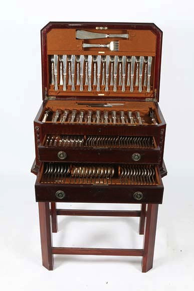 Appraisal: A MAHOGANY CASED MAPPIN WEBB LTD CANTEEN OF CUTLERY IN