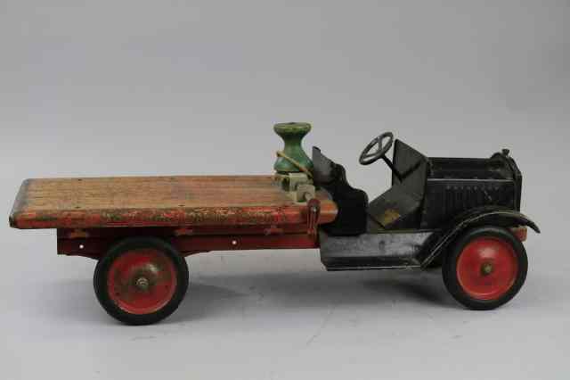 Appraisal: KEYSTONE FLAT BED COASTER TRUCK TOY C pressed steel low