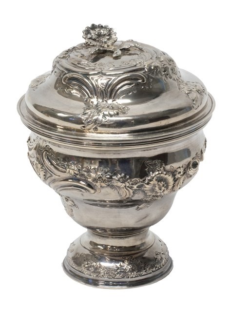 Appraisal: A late George II silver sugar box and cover of