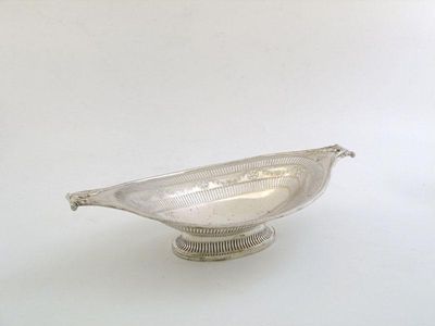 Appraisal: A silver bread basket oval form acanthus leaf lug handles