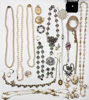 Appraisal: Collection of costume jewelry Collection of costume jewelry including necklaces