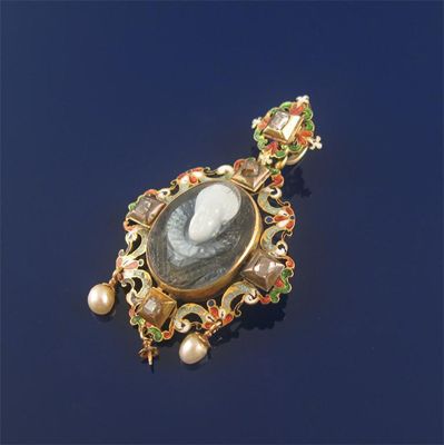 Appraisal: An early th century cameo mounted pendant in the renaissance