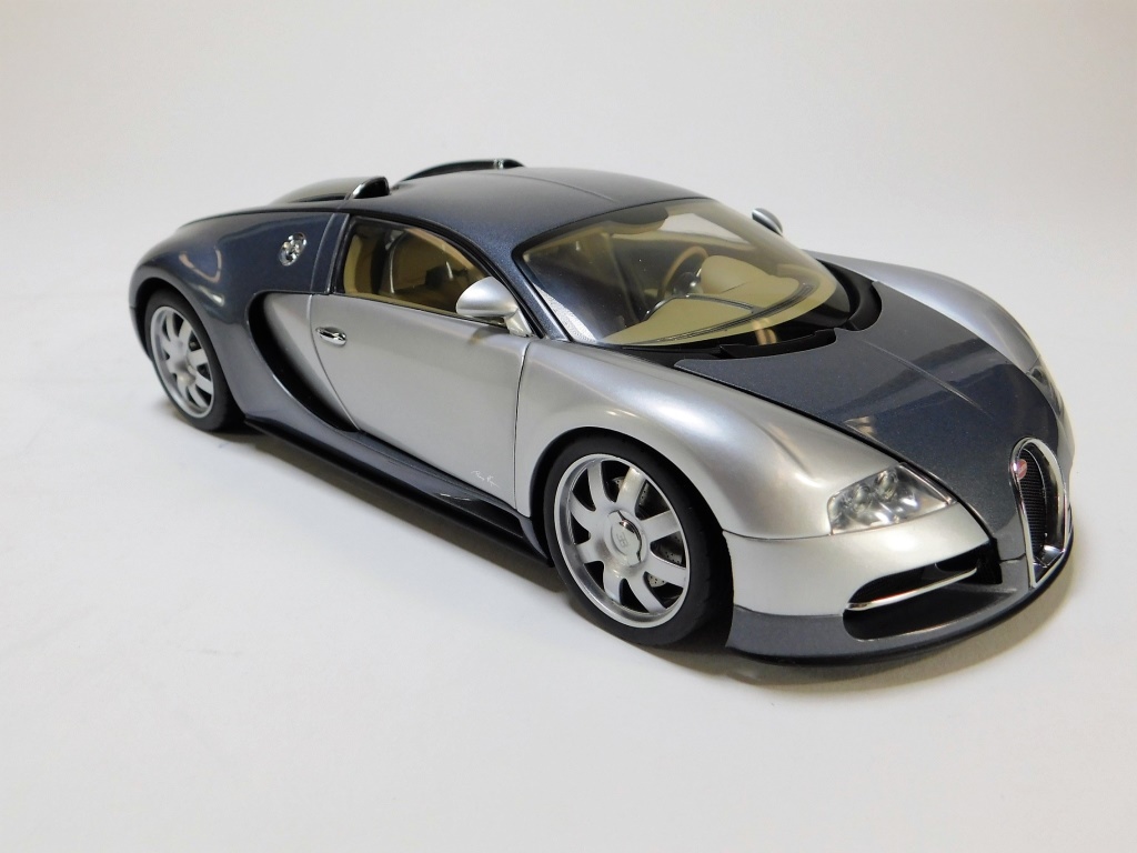 Appraisal: GATEWAY GLOBAL BUGATTI VEYRON DIECAST CAR Two-tone grey and silver