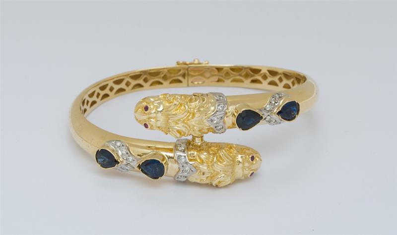 Appraisal: K YELLOW GOLD SAPPHIRE AND DIAMOND ANIMAL HEAD HINGED BANGLE