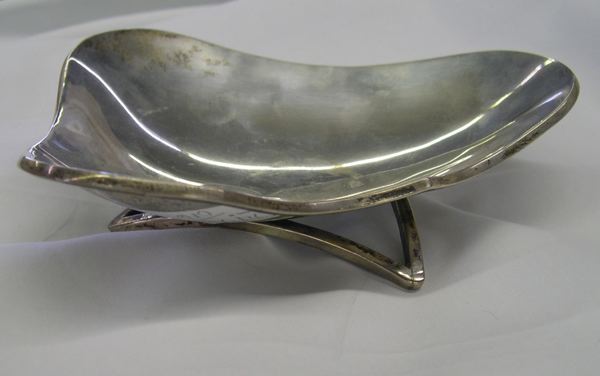 Appraisal: Attractive Divigueri Mexico Hand-Wrought Sterling Silver Free-Form Tripodal Sweetmeats Dish