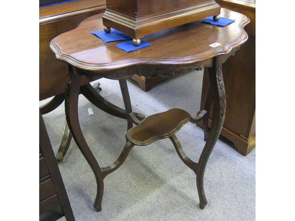 Appraisal: Edwardian mahogany occasional table