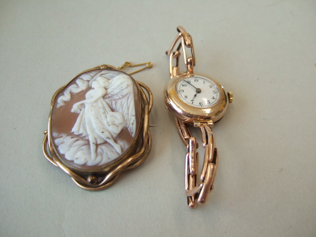 Appraisal: A Victorian oval shell cameo brooch carved as the standing