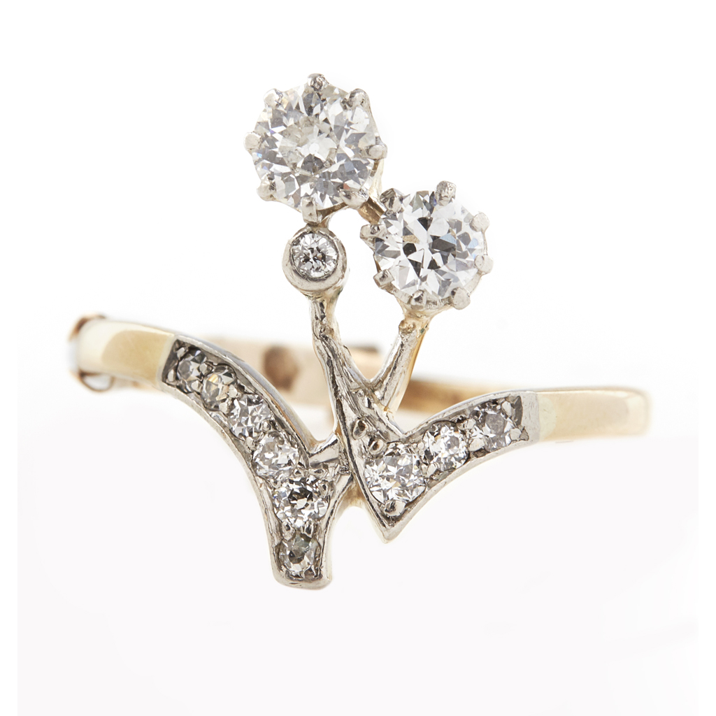 Appraisal: A Belle Epoque diamond set ring of scrolling design claw