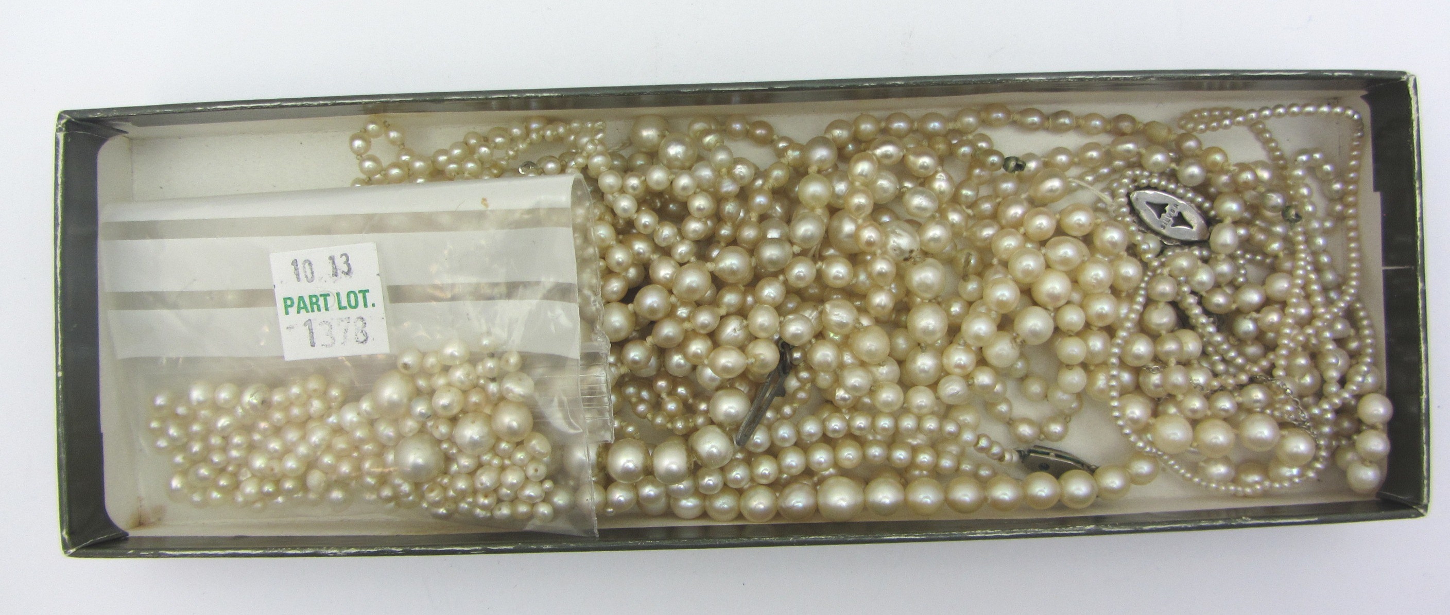 Appraisal: A quantity of mostly single rows of cultured pearls and