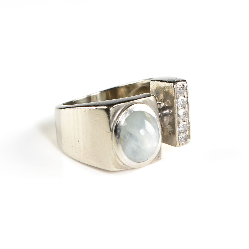 Appraisal: A GENTLEMAN'S K WHITE GOLD DIAMOND AND PALE GRAY SAPPHIRE