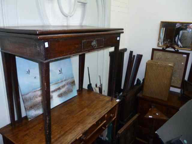 Appraisal: A TH CENTURY MAHOGANY TEA TABLE with single frieze drawer