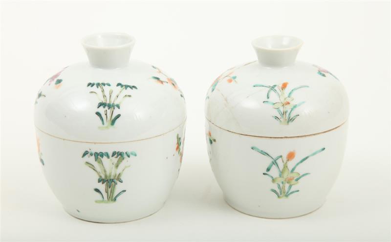 Appraisal: PAIR OF CHINESE FAMILLE ROSE ENAMELED BOWLS AND COVERS Unmarked