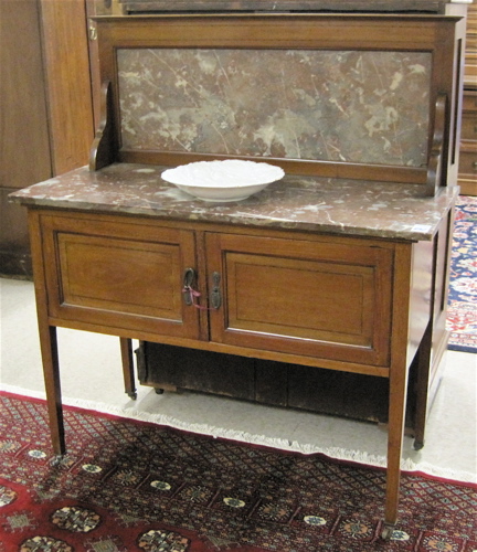 Appraisal: EDWARDIAN MAHOGANY WASHSTAND English c with rectangular rose marble top